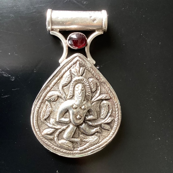 VINTAGE HANDMADE UNIQUE AMULET 3.5 SILVER WITH 8 LARGE RED STONES - GARNET? - Picture 9 of 9